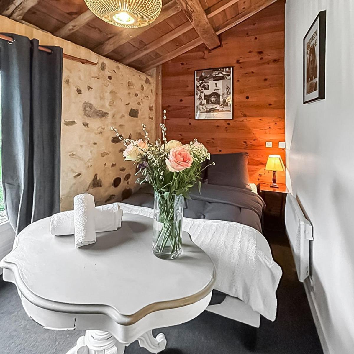 Le Clos Des Ecorcins - Terrasse - Parking Prive Saint-Amand-sur-Sevre Eksteriør bilde